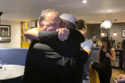 En el abrazo con el volante Kalvin Phillips, Bielsa lo elogió: "The best, the best" (el mejor)