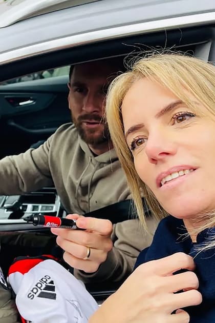En el acceso al country Kentucky, de Funes, Messi se tomó fotos y regaló autógrafos a los fanáticos.