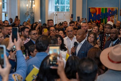 En el acto, el alcalde recordó que fue el primer mandatario en izar la bandera de Ecuador en Bowling Green y en abrir las puertas de Gracie Mansion a esta comunidad
