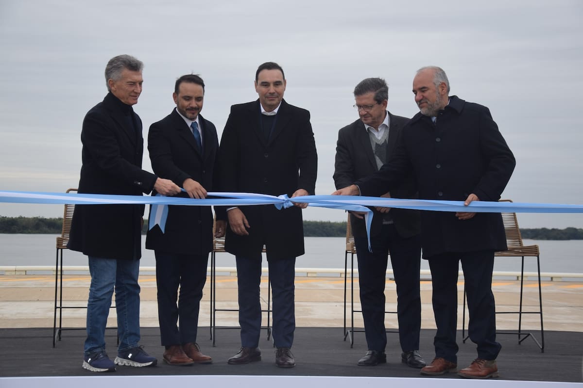 En el acto inaugural estuvieron el gobernador de Corrientes, Gustavo Valdés; el expresidente y titular del PRO, Mauricio Macri; el vicegobernador, Pedro Braillard Poccard; el intendente de Ituzaingó, Juan Pablo Valdés, y el ministro de Obras Públicas de Corrientes, Claudio Polich