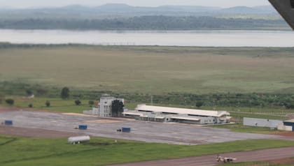 En el aeropuerto de Entebbe, los rehenes fueron llevados a una antigua terminal y custodiados por hombres armados