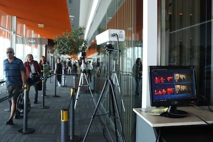 En el Aeropuerto de Ezeiza, ayer los pasajeros eran controlados con cámaras termográficas para confirmar si llegaban al país con fiebre