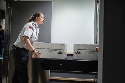 En el aeropuerto de Longyearbyen, el trabajo del personal de seguridad.