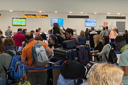 En el aeropuerto de Miami había filas de argentinos que buscaban regresar al país