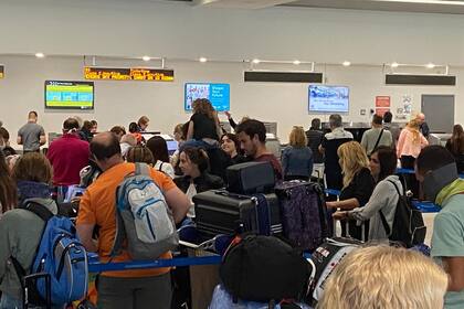 En el aeropuerto de Miami había filas de argentinos que buscaban regresar al país