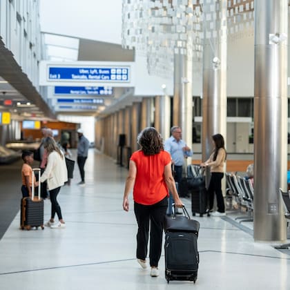 En el Aeropuerto Internacional de Mitchell Milwaukee rige la nueva política de zapatos puestos y la necesitas de una licencia Real ID