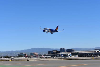 En el aeropuerto John Wayne los aviones tienen un ángulo de despegue más pronunciado de lo normal