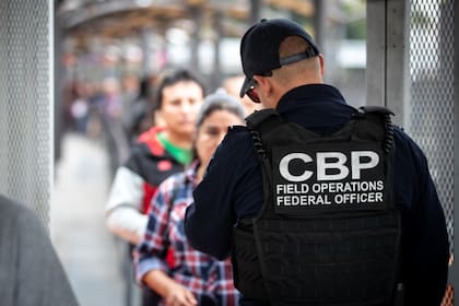 En el aeropuerto o frontera, un oficial de la CBP tomará la decisión final sobre el reingreso