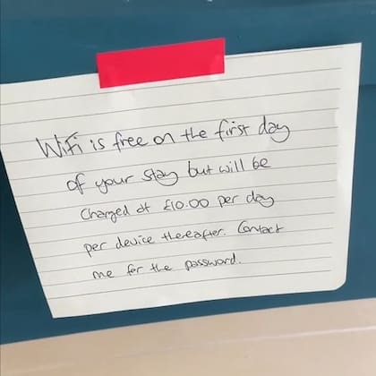 En el Airbnb había un cartel que anunciaba que el Wifi tenía un cargo extra por día y por dispositivo