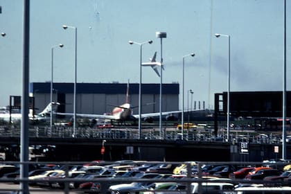 En el aire, el vuelo 191 estaba inclinado sobre su izquierda por la pérdida de un motor