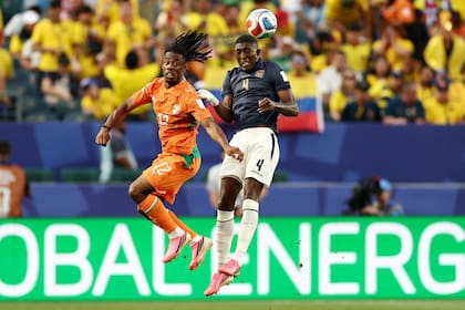 En el aire, Elye Wahi y Joel Ordoñez disputan la pelota; Costa de Marfil jugará en la segunda fecha del Grupo E con Alemania y Ecuador, ante Curazao