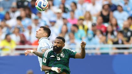 En el aire, Mathias Olivera lucha con Feras Al-Brikan