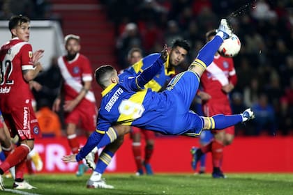 En el aire y por el piso: Darío Benedetto entró y ensayó una pirueta, sin fortuna; Boca está desorientado y lo dejó en claro con el 0-2 a manos de Argentinos, colíder de la Liga Profesional de Fútbol.