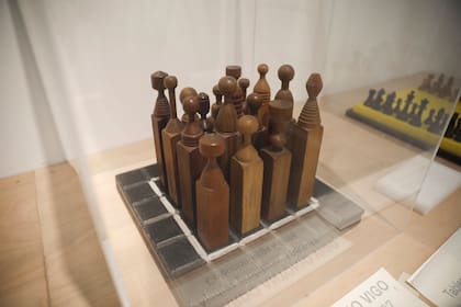 En el Ajedrez proletario (1983-87), de Edgardo Antonio Vigo, participan sólo peones
