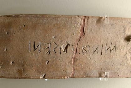 En el alfabeto osco, letras como la "E" son iguales que en el alfabeto romano, solo que están escritas al revés.