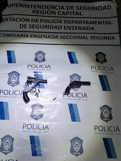 En el allanamiento incautaron un revólver negro y una réplica de un arma de fuego