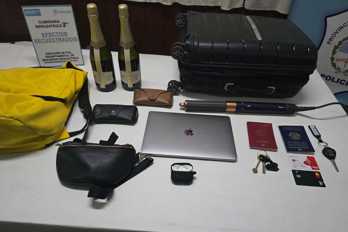 En el allanamiento, los efectivos incautaron el rodado Toyota Etios, una laptop, un iPad con auriculares, pasaportes, lentes, un bolso, y prendas de vestir