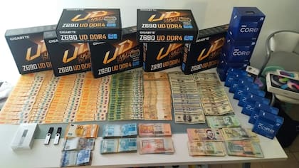 En el allanamiento realizado en Belgrano se buscaban los soportes digitales de "billeteras frías"