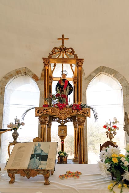 En el altar mayor se encuentra San Plácido.