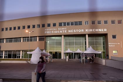 En el amplio vestíbulo del hospital de Gregorio de Laferrere funciona solo un vacunatorio contra el Covid-19