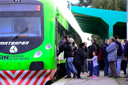 En el andén los pasajeros se aprestan a subir al moderno tren.