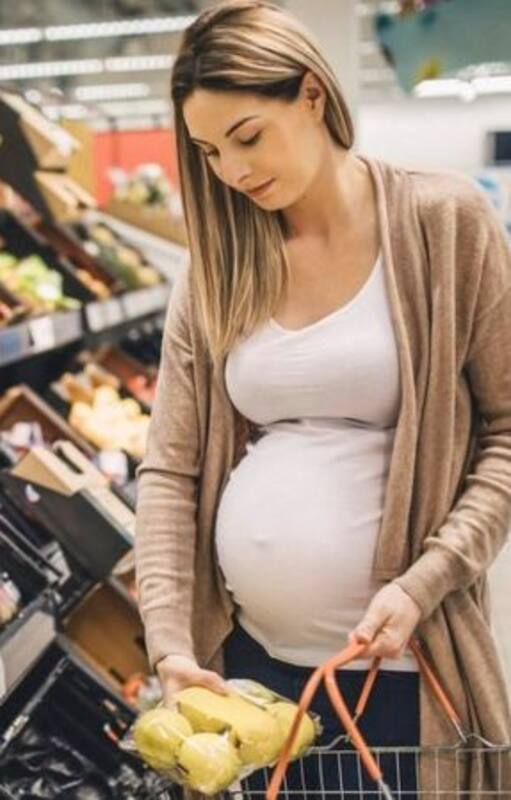 En el año 2000, la tasa de fertilidad mundial era de 2,7 nacimientos por mujer, cómodamente por encima del 2,1 de la “fecundidad de reemplazo”, que garantiza que la población mundial se mantenga estable. Actualmente, esa cifra se ubica en 2,3 y sigue cayendo.
