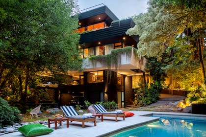 En el año 2000, Pancho compró una casa que admiraba cuando era joven, porque sentía que "colgaba" de la barranca de Punta Chica. Su creador, el arquitecto Raúl von der Becke se inspiró en "La Casa de la Cascada", reconocida como la casa más famosa del mundo.