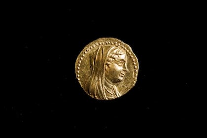 En el anverso la pieza muestra a la monarca Berenice II como una reina helenística