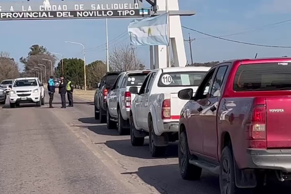 En el arco de entrada al pueblo, un grupo de efectivos impidió que la movilización de productores avanzara hacia el centro de Salliqueló