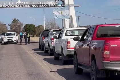 En el arco de entrada al pueblo, un grupo de efectivos impidió que la movilización de productores avanzara hacia el centro de Salliqueló
