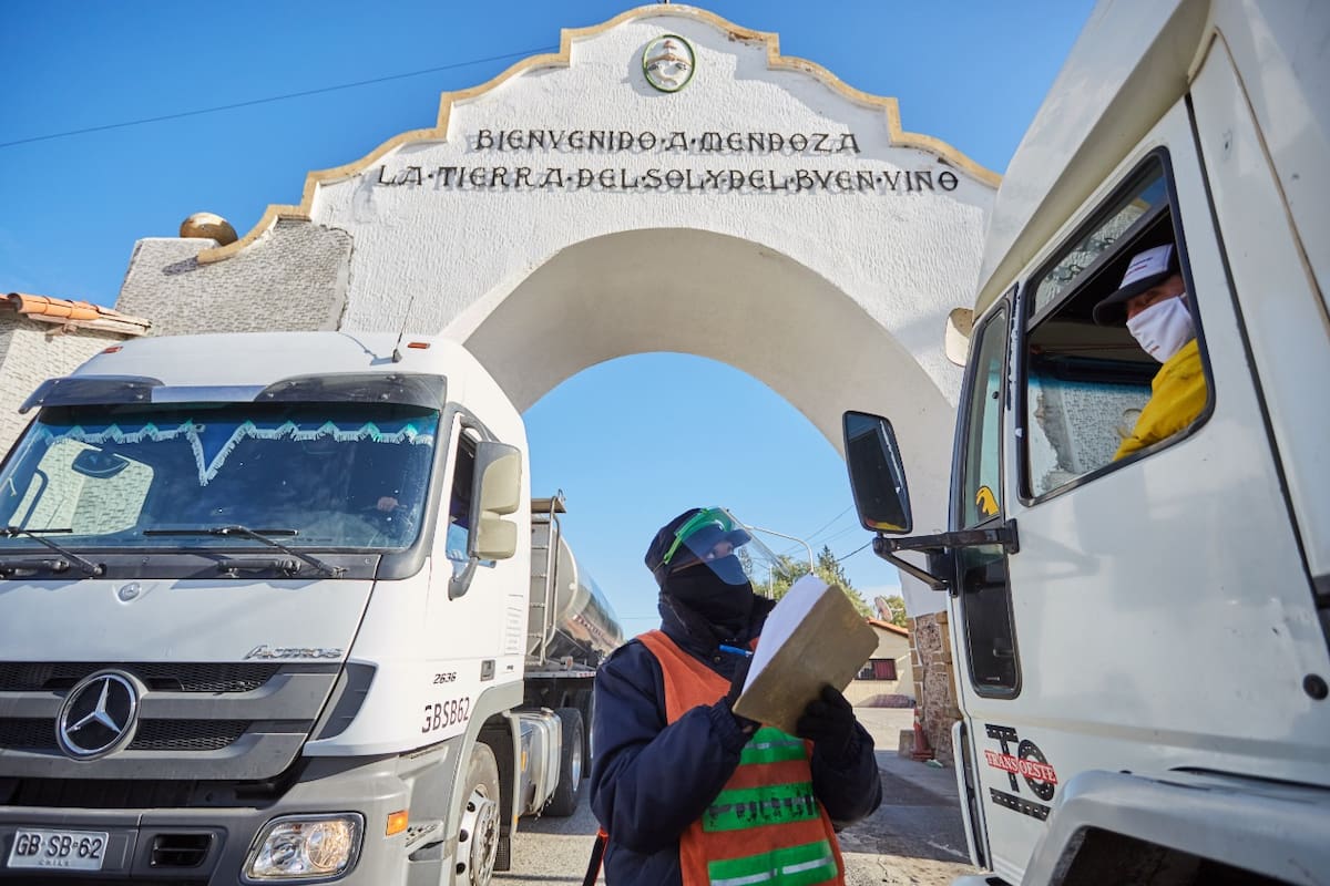 En el Arco Desaguadero, en el límite con San Luis, la mayoría de los controles los hace la policía, según observó LA NACION. Se espera que haya presencia continua de personal sanitario para hacer los testeos.