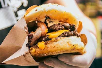 En el área de “A fuegos” se podrán encontrar opciones a la parrilla para disfrutar tanto en sándwich como al plato