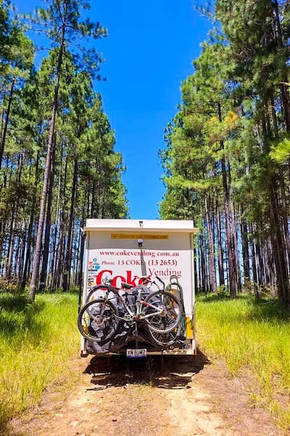 En el área de almacenamiento exterior guardan sus tablas de surf, motos de cross y equipos deportivos.
