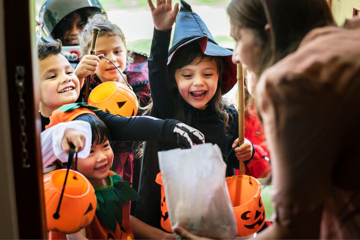 En el área de Nueva York se encuentran tres ciudades de las más seguras para pedir dulces en Halloween (Freepik/rawpixel.com)