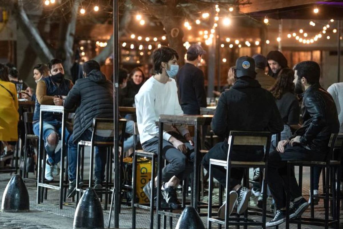 En el área metropolitana, los bares y restaurantes solo pueden atender en espacios habilitados al aire libre y deben cerrar a más tardar a las 19