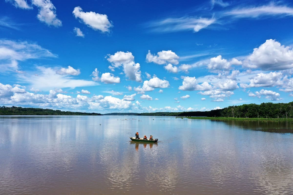 En el área protegida con campos y pastizales, se pueden realizar navegaciones