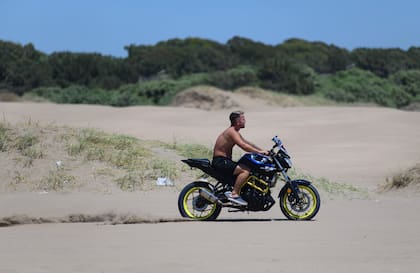 En El Arenal la mayoría conduce sin casco.
