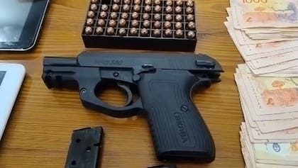 En el asiento trasero se secuestró una pistola marca Bersa con mira láser infrarroja (imagen ilustrativa)