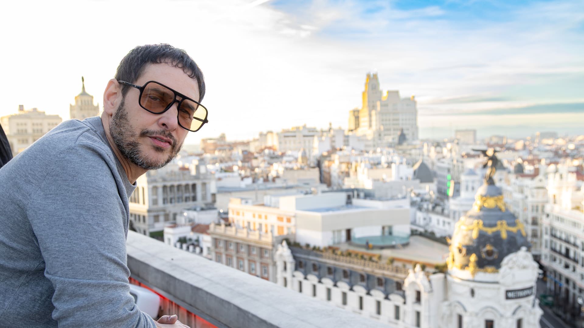 El frío madrileño y la postal inequívoca con el edificio Metrópolis de fondo, en plena Gran Vía de la ciudad