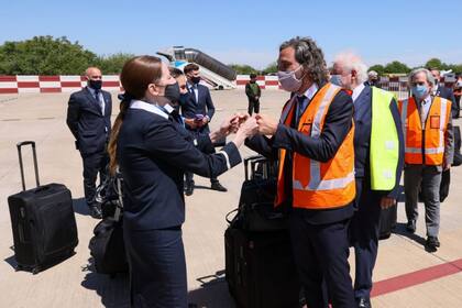 En el aterrizaje del vuelo que trajo 300.000 dosis de la vacuna Sputnik V no se vieron los tapabocas de "Operación Moscú" (Presidencia)