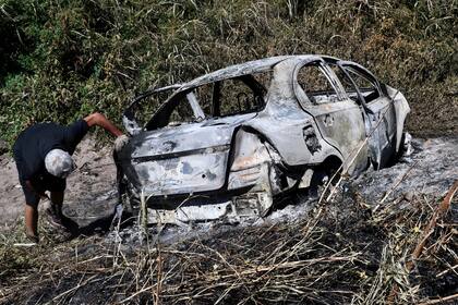 En el auto se encontró un cuerpo calcinado con varias puñaladas