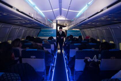 En el avión de Aerolíneas Argentinas se recrea la experiencia de volar, desde el arribo al aeropuerto de los pasajeros hasta el final del viaje