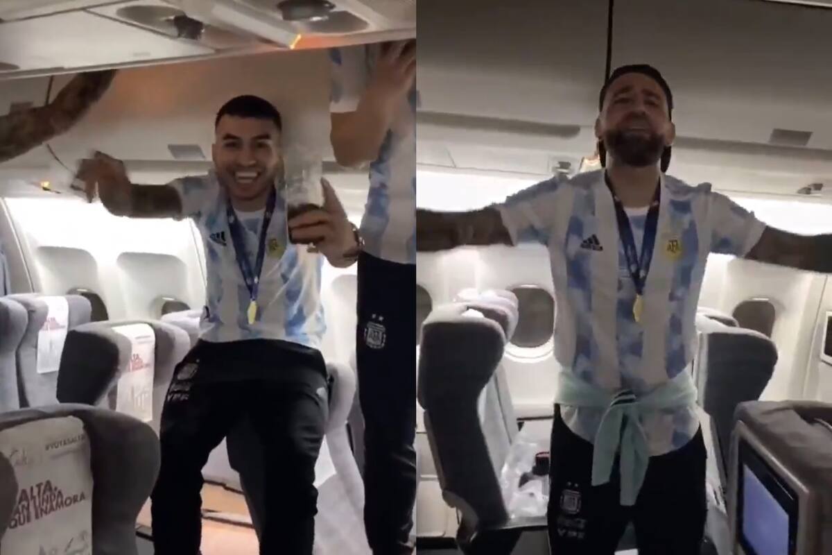 En el avión de vuelta continuaron los festejos iniciados en el campo de juego y hubo lágrimas de emoción por terminar con casi tres décadas de frustraciones