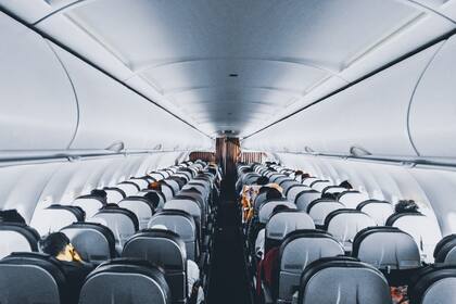 En el avión los pasajeros alérgicos deben tomar ciertas medidas de seguridad (Foto: Canva)