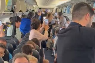 Demoraron un avión rumbo a Dallas pero "La Mona” Jiménez entretuvo a todos con un show