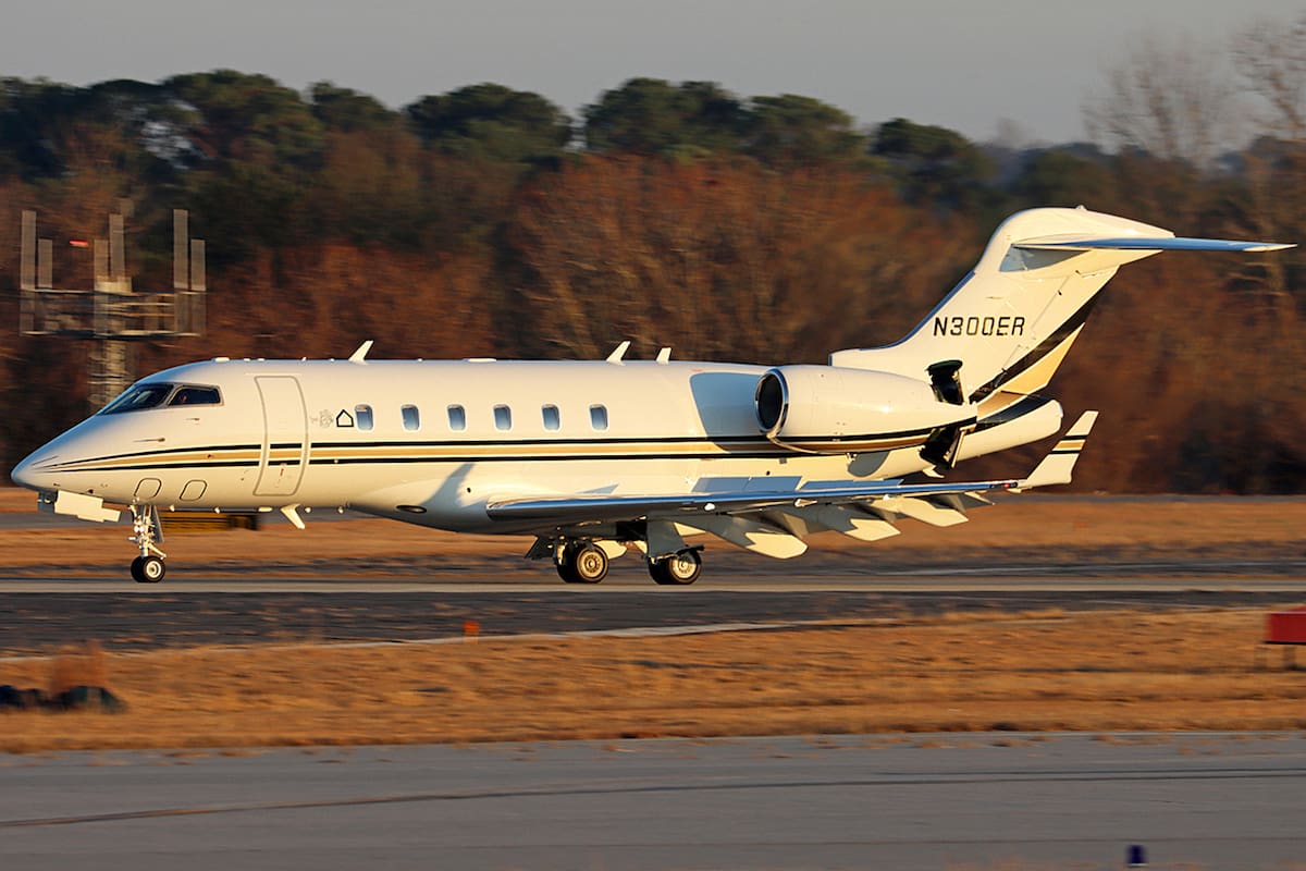 En el avión viajaban cinco personas.