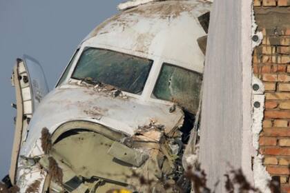 En el avión viajaban unas 100 personas y se estrelló al poco tiempo de despegar