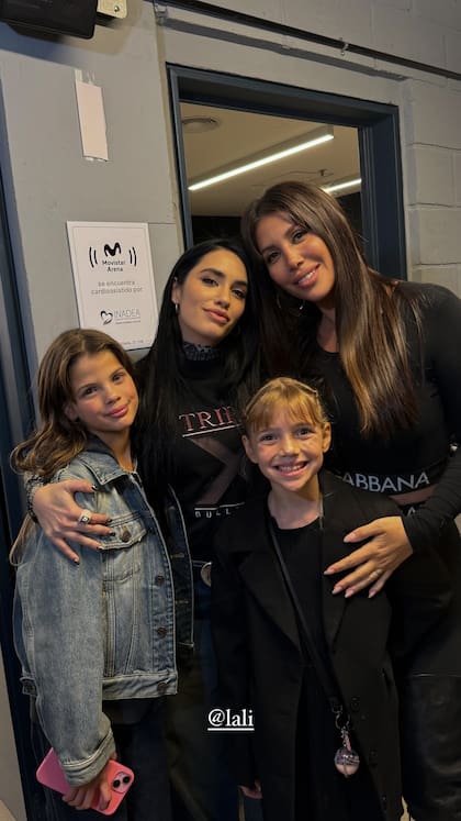 En el backstage, Wanda y sus hijas se encontraron con Lali (Foto: Instagram @wandabadbitch)