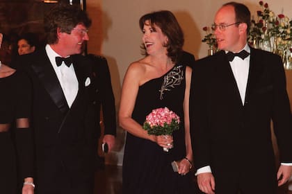 En el Baile de la Rosa de 1999, la princesa junto a su hermano, el príncipe Alberto, y su marido de entonces, el príncipe Ernst de Hannover, con el mismo broche.