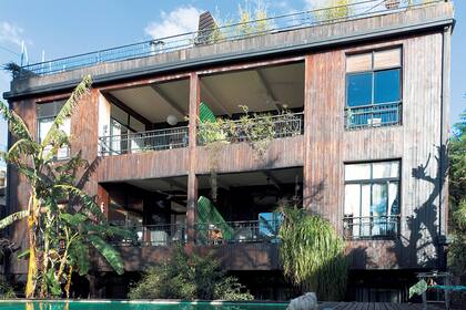 En el Bajo de Acassuso, el edificio de una antigua sociedad de fomento se convirtió en un condominio que cambió la cara pero mantiene intacto su espíritu de cooperación.
